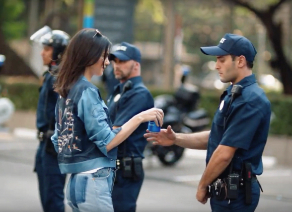 Kendall Jenner Pepsi protest marchers ad handing Pepsi to young cop to show no hard feelings we can be friends come join us
